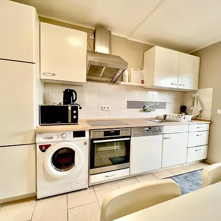 Apartament - Schoene Mit Balkon *